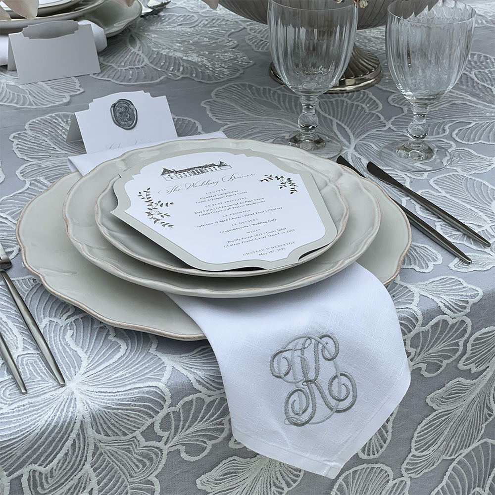 Personalisierte Stickerei auf Leinenserviette Personalisierte Stickerei auf Leinenserviette