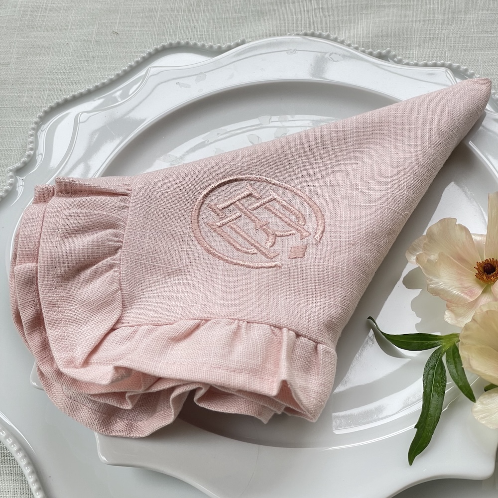 Personalisierte Stickerei auf Leinenserviette Personalisierte Stickerei auf Leinenserviette